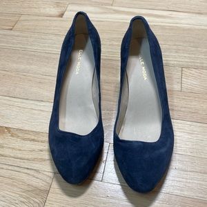 Pelle moda navy blue suede like heels size 6